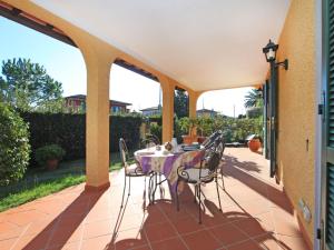 eine Terrasse mit einem Tisch und Stühlen darauf in der Unterkunft Holiday Home Villa Anna by Interhome in Forte dei Marmi