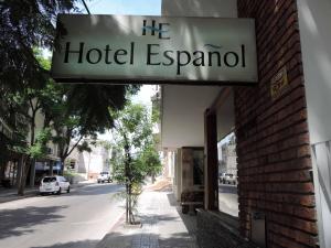una señal para un hotel escondido en el lado de un edificio en Hotel Español Salto, en Salto