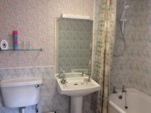 a bathroom with a sink and a toilet and a tub at Holiday Home Craigton Cottage by Interhome in Dunkeld