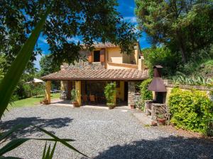 an exterior view of a house with a gravel driveway at Holiday Home Podere Gabruccino by Interhome in Riparbella