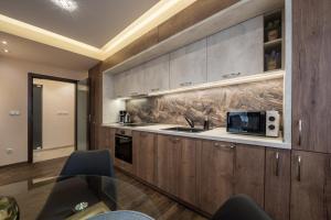 ヴァルナ・シティにあるApartments Catsのキッチン(木製キャビネット、電子レンジ付)