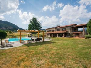 un domaine avec une piscine et une maison dans l'établissement Holiday Home La Fenice by Interhome, à Camporgiano