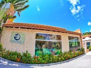 un edificio con flores delante en Pousada Sereia do Porto, en Porto de Galinhas