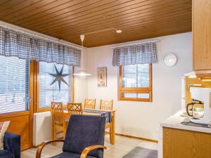 - une cuisine et une salle à manger avec une table et des chaises dans l'établissement Holiday Home Alppitalo sinitähti 9 apt 2 by Interhome, à Tahkovuori