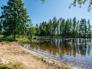 un camping junto a un lago con árboles en Holiday Home Telkänkolo by Interhome, en Pertunmaa
