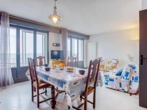 TV a/nebo společenská místnost v ubytování Apartment Le Grand Large-1 by Interhome