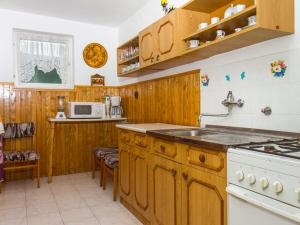 Kuchyňa alebo kuchynka v ubytovaní Holiday Home Johnny by Interhome