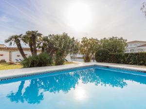 Bazén v ubytování Holiday Home Residencia Marítima by Interhome nebo v jeho okolí