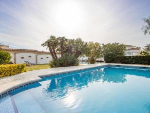 Bazén v ubytování Holiday Home Residencia Marítima by Interhome nebo v jeho okolí