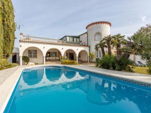 Bazén v ubytování Holiday Home Residencia Marítima by Interhome nebo v jeho okolí
