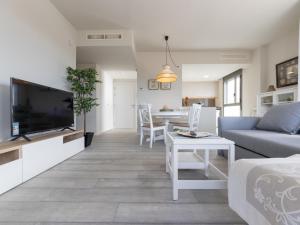 een woonkamer met een bank en een tafel bij Apartment Alzina B by Interhome in Cambrils