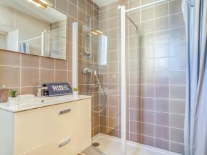 ein Bad mit einer Dusche und einem Waschbecken in der Unterkunft Apartment Chalet Louisette by Interhome in Biarritz