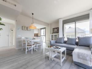 een woonkamer met een bank en een tafel bij Apartment Alzina B by Interhome in Cambrils