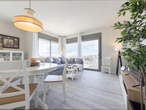 een eetkamer en een woonkamer met een witte tafel en stoelen bij Apartment Alzina B by Interhome in Cambrils +23 foto's
