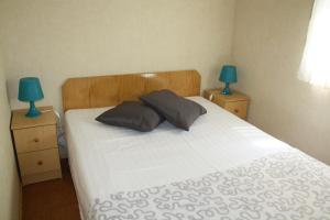 um quarto com uma cama com 2 candeeiros azuis em Campimeco by Campigir em Alfarim