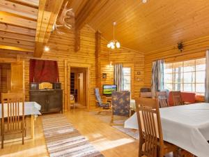 een eetkamer met een tafel en stoelen in een hut bij Holiday Home Römpsi by Interhome in Iitti