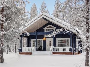 ein schneebedecktes Haus im Wald in der Unterkunft Holiday Home Keselmäkangas by Interhome in Tikkala