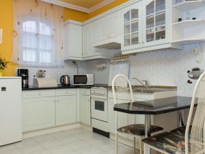 Kuchyňa alebo kuchynka v ubytovaní Holiday Home Thuja by Interhome