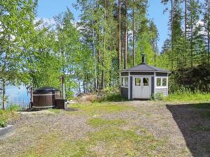 una casa pequeña y una bañera de hidromasaje en un patio en Holiday Home Hot pool cottage laurinranta by Interhome en Ihamaniemi