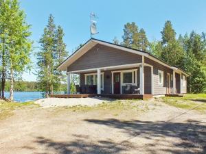 una pequeña casa a orillas de un lago en Holiday Home Hot pool cottage laurinranta by Interhome, en Ihamaniemi