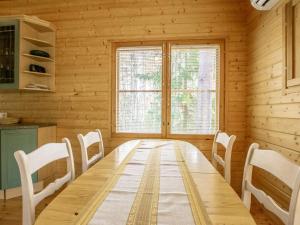 een eetkamer met een houten tafel en stoelen bij Holiday Home Honkalinna by Interhome in Isojoki
