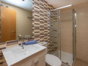 濱海托薩的住宿－Apartment Blue Tossa by Interhome，浴室配有卫生间、盥洗盆和淋浴。