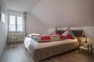 ein Bett mit zwei Kissen auf einem Zimmer in der Unterkunft Ferienwohnung Höscheler Groß in Lindau-Bodolz