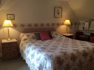 a bedroom with a large bed with two lamps at Holiday Home Leduckie by Interhome in Riechip