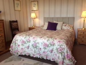a bedroom with a large bed with a floral bedspread at Holiday Home Leduckie by Interhome in Riechip