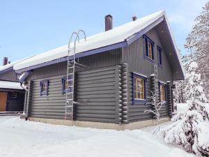 uma cabana de madeira na neve com neve em Holiday Home Lomapykälä 1 a by Interhome em Sirkka