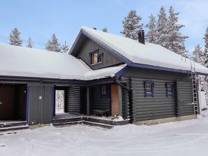 une cabane en rondins avec de la neige sur le toit dans l'établissement Holiday Home Lomapykälä 1 a by Interhome, à Levi 15 autres photos