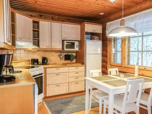- une cuisine avec une table blanche et des appareils électroménagers blancs dans l'établissement Holiday Home Lomapykälä 1 a by Interhome, à Levi