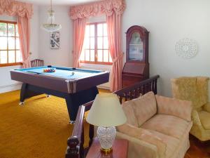 Holiday Home Ca Romeu by Interhome tesisinde bir bilardo masası