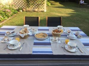 una mesa azul y blanca con comida y bebidas. en La Madeleine, en La Jarrie