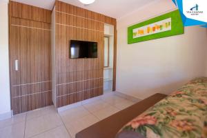 Habitación de hotel con cama y TV en Apartamento Via Caldas L'Acqua II, en Caldas Novas