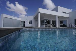 The swimming pool at or close to Casa Achaman - Contemporary style villa with outstanding views