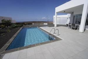 The swimming pool at or close to Casa Achaman - Contemporary style villa with outstanding views