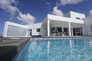 The swimming pool at or close to Casa Achaman - Contemporary style villa with outstanding views