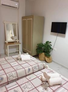 A bed or beds in a room at Eytyhias Yard apartments in Poros