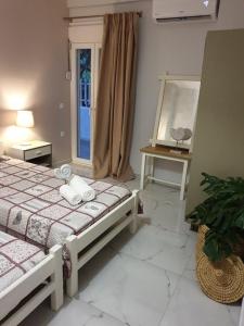 Giường trong phòng chung tại Eytyhias Yard apartments in Poros