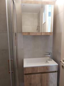 A bathroom at Eytyhias Yard apartments in Poros