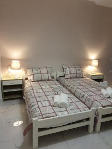 A bed or beds in a room at Eytyhias Yard apartments in Poros