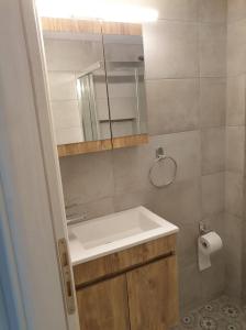 A bathroom at Eytyhias Yard apartments in Poros