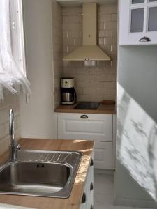 A kitchen or kitchenette at Eytyhias Yard apartments in Poros