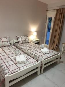 A bed or beds in a room at Eytyhias Yard apartments in Poros
