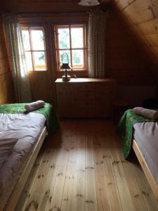 Posteľ alebo postele v izbe v ubytovaní SkiBajkowa Chata