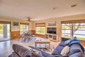 Posezení v ubytování Pet-Friendly Sebastian Home on Lake Golf Nearby