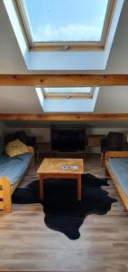 a room with two bunk beds and a table at 130m2 ,5 chambres, trés bien situé in Les Deux Alpes
