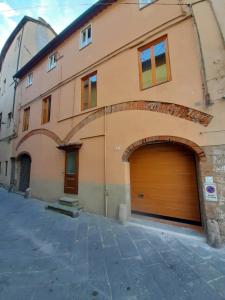 ein großes Gebäude mit einer braunen Garagentür in der Unterkunft Il Vicolo in Lucca