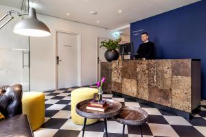 a man is standing at a counter in a lobby at Broeck Oudewater in Oudewater